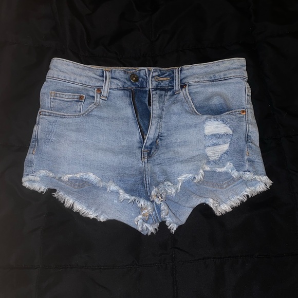 Divided Pants - Ripped denim shorts